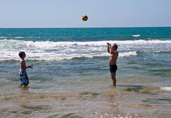 Отец Сын Играют Мячом Море — стоковое фото