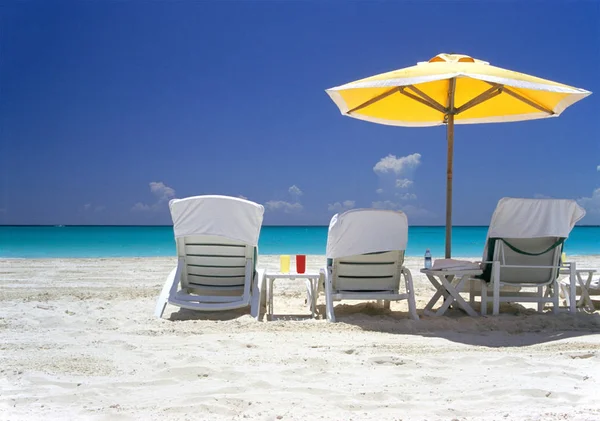 Sedie Sdraio Vuote Aspettano Una Spiaggia Sabbia Bianca Fronte Alle — Foto Stock