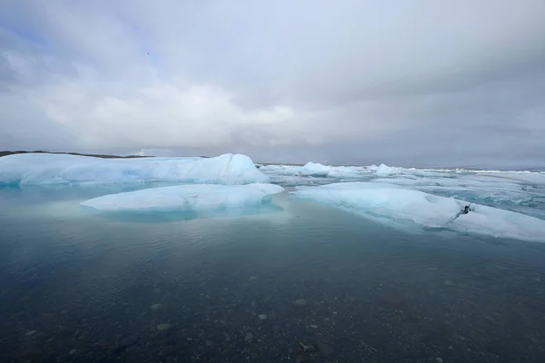 Επιπλέει Μια Παγωμένη Λίμνη Στη Νότια Ισλανδία — Φωτογραφία Αρχείου