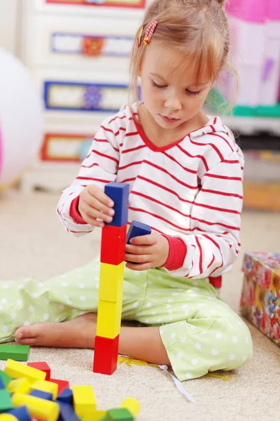 Kind Spielt Kindergarten Mit Bauklötzen — Stockfoto