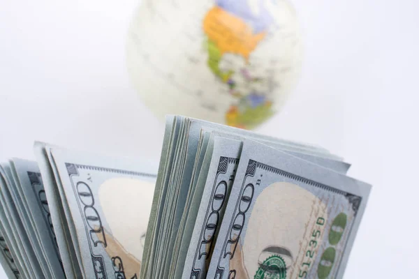 Americký Dolar Bankovky Boku Modelu Zeměkoule Bílém Pozadí — Stock fotografie