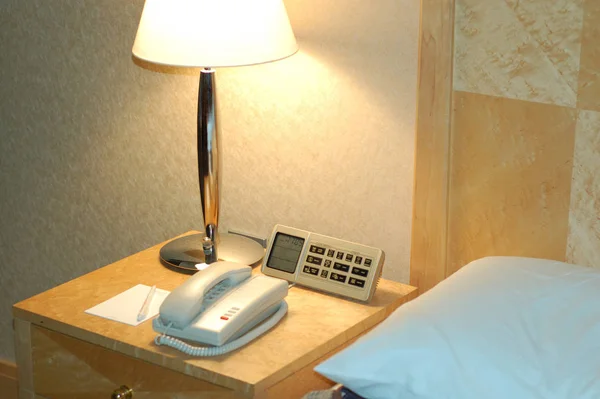Pokój Hotelowy Lampa Telefon Długopis Zegar — Zdjęcie stockowe