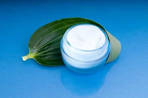 Cosmetic Cream Green Leaf — Stock Photo, Image
