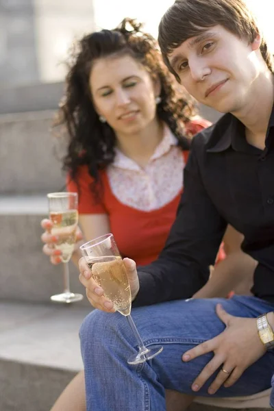 Joyeux Couple Célébrant Avec Champagne — Photo