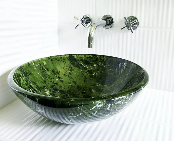 装修过的现代化浴室 带有回火玻璃绿色大理石仿制器皿槽和精美的老式壁挂式水龙头安装在脆白色波纹瓷砖上 — 图库照片