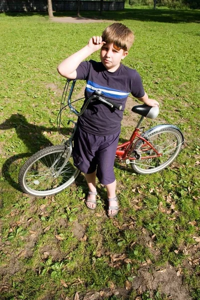 Niño Con Bicicleta Césped Verde — Foto de Stock