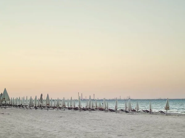 Rangées Chaises Longues Parasols Sur Plage — Photo