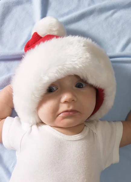 Bebé Vistiendo Sombrero Santa Con Ceño Fruncido Cara —  Fotos de Stock