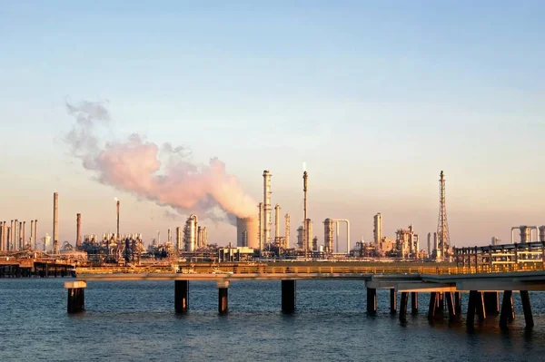 Chemieindustrie Und Hafen Bei Abendlicht — Stockfoto