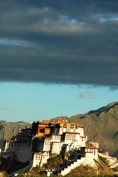 일출의 티베트 라싸의에서 포탈라궁이 유명한 랜드마크 — 스톡 사진