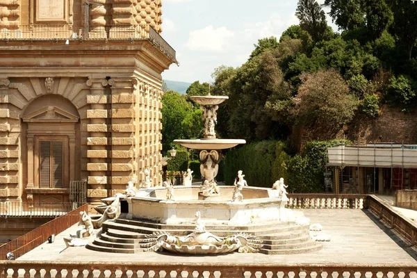 Florencia Fuente Patio Palazzo Pitti — Foto de Stock