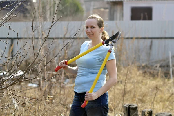 Mujer Jardín Corta Las Ramas Por Las Tijeras Podar Con — Foto de Stock