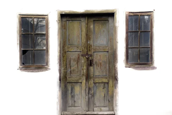 Drzwi Dwa Okna Starym Opuszczonym Domu — Zdjęcie stockowe