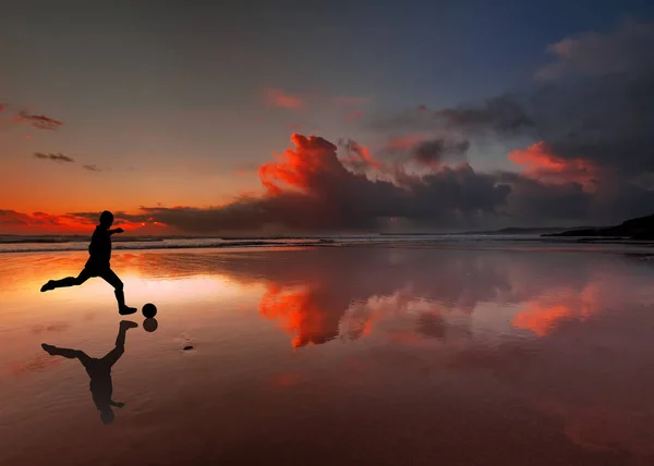 Silhouette Footballeur Donnant Coup Pied Ballon Sur Une Plage Coucher — Photo