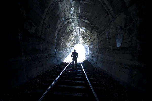 Darknes Tünelin Sonunda Işık Dan Çıkmak — Stok fotoğraf