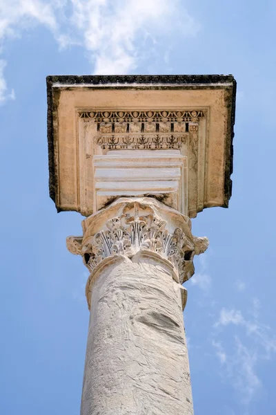 Ancienne Colonne Marbre Contre Ciel Bleu Rome Italie — Photo