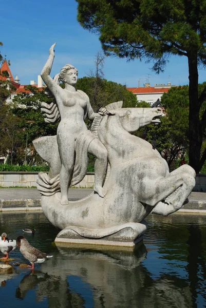 Foto Lago Artificial Con Patos Una Estatua Mujer — Foto de Stock