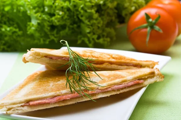 トーストしたばかりのチーズとハムのサンドイッチレタス — ストック写真