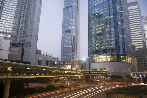 Grattacielo Con Semaforo Auto Movimento Sfocato Hong Kong — Foto Stock