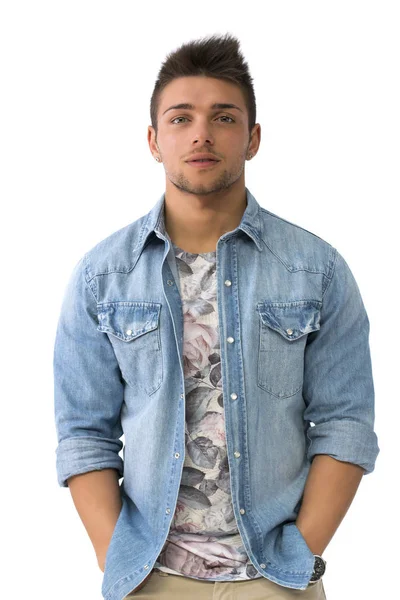 Красивый Молодой Человек Стоящий Джинсовой Рубашке Смотрящий Камеру Изолированный — стоковое фото