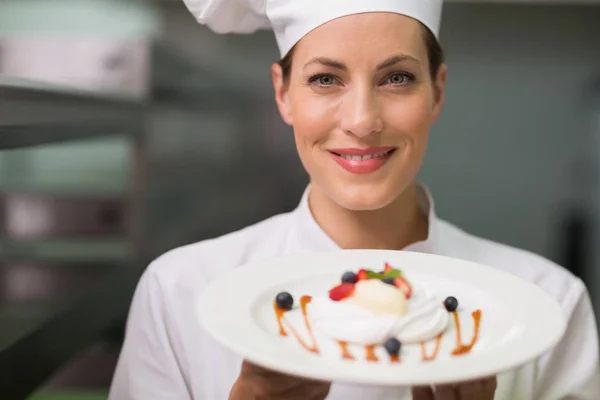 Chef Feliz Sorrindo Para Câmera Segurando Prato Sobremesa Uma Cozinha — Fotografia de Stock