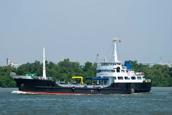 Petrolero Pequeño Negro Que Viaja Por Río Con Bosque Verde — Foto de Stock