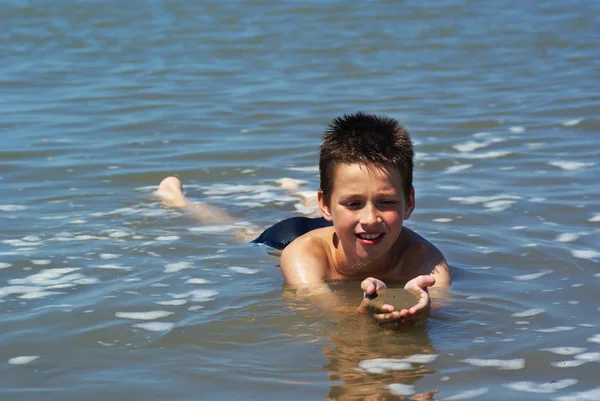 男孩在海里玩沙 — 图库照片