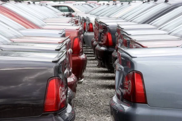 Una Fila Coches Estrenar Corral Esperando Entrega — Foto de Stock