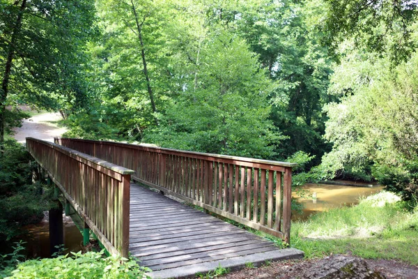 Holzbrücke Über Einen Bach — Stockfoto