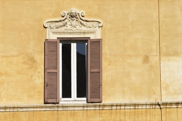 Dekoratif Kabartma Roma Talya Ile Eski Kepenkli Pencere Tipik Bir — Stok fotoğraf