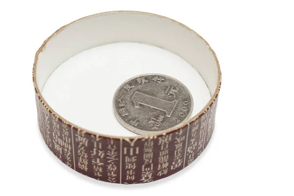 Одинарна Монета Китайській Коробці Чаю Ізольована Білому Тлі — стокове фото
