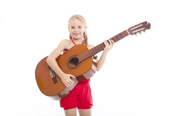 Jong Gelukkig Meisje Staande Met Gitaar Tegen Witte Achtergrond — Stockfoto