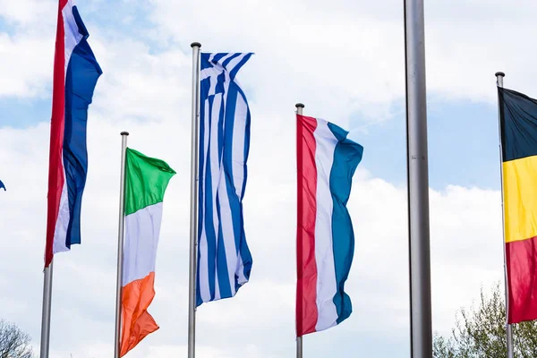 Banderas Varios Países Europa Colocadas Frente Cielo Azul —  Fotos de Stock
