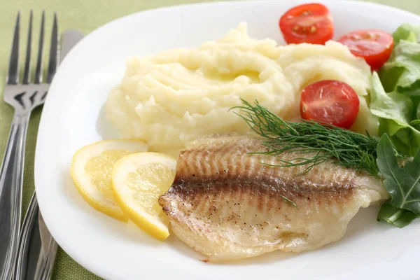 Smażone Tilapia Puree Ziemniaczanym — Zdjęcie stockowe