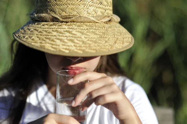 Mujer Disfrutando Sus Vacaciones Verano — Foto de Stock