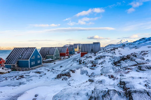 Casas Inuit Amarillas Azules Rojas Verdes Largo Calle Nieve Con —  Fotos de Stock