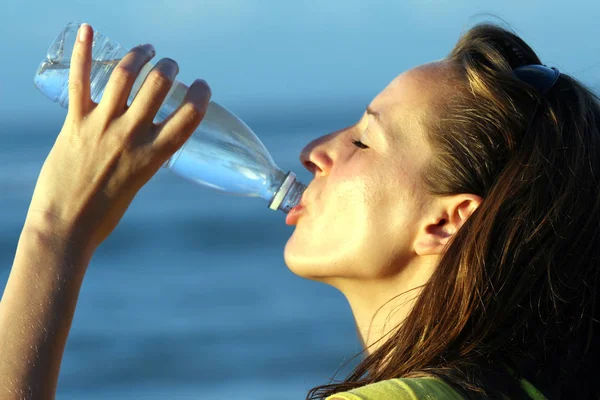 Mujer Bebiendo Agua Botella Playa — Foto de Stock