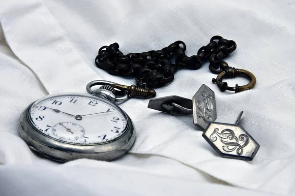 Gömlekli Kol Düğmeli Eski Cep Saati — Stok fotoğraf