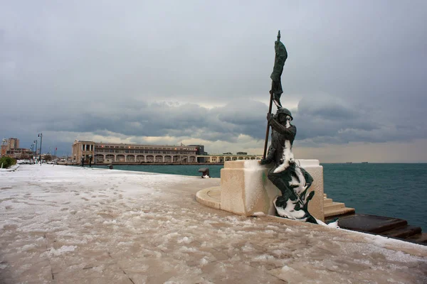 里雅斯特被雪覆盖的贝尔萨格利耶里纪念碑 — 图库照片