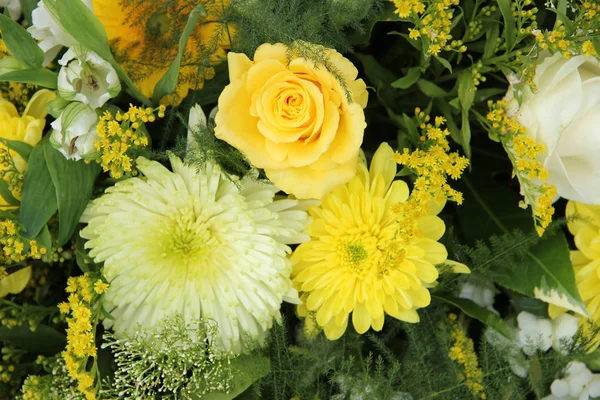 Mães Amarelas Rosas Arranjo Flores Casamento — Fotografia de Stock