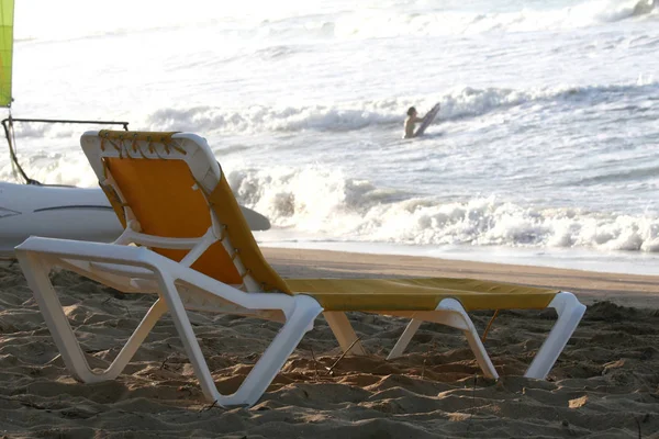 Μόνιππο Longue Στην Παραλία — Φωτογραφία Αρχείου