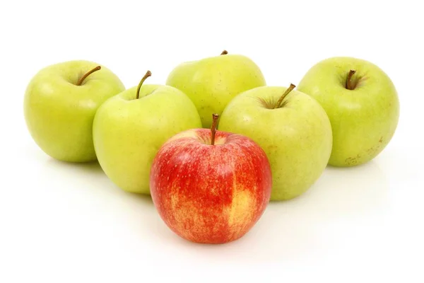 Äpplen Arrangerade Vit Bakgrund För Att Symbolisera Teamwork Ledarskap Diskriminering — Stockfoto