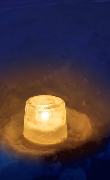 Lanterne Glace Avec Bougie Allumée Crépuscule Hiver — Photo
