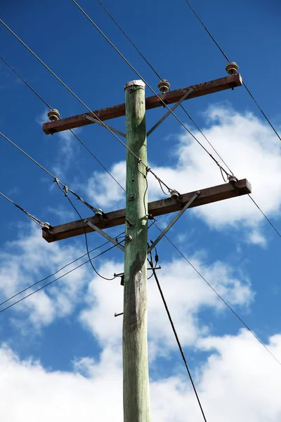 Power Pole Voor Licht Bewolkte Hemel — Stockfoto