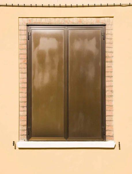 威尼斯的旧棕色窗户 — 图库照片
