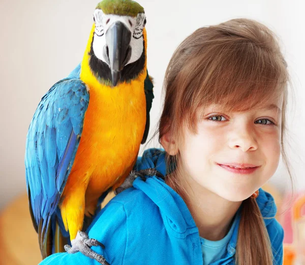 Portrét Dívky Dítě Její Domácí Papoušek Ara — Stock fotografie