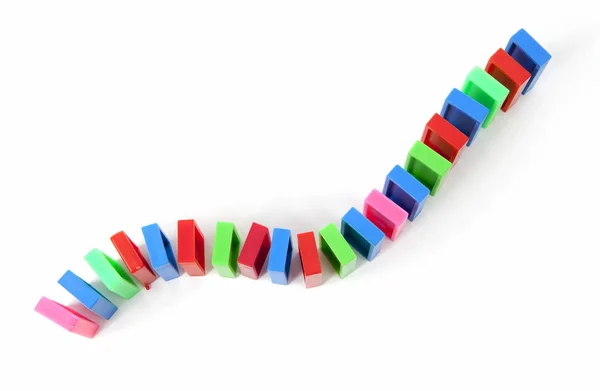 Beyaz Arka Plan Üzerinde Izole Bir Satırda Renkli Domino Tuğla — Stok fotoğraf