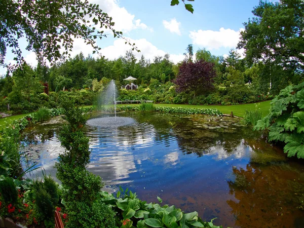 Prydnads Damm Och Vatten Fontän Vacker Kreativa Lummig Blommande Trädgård — Stockfoto