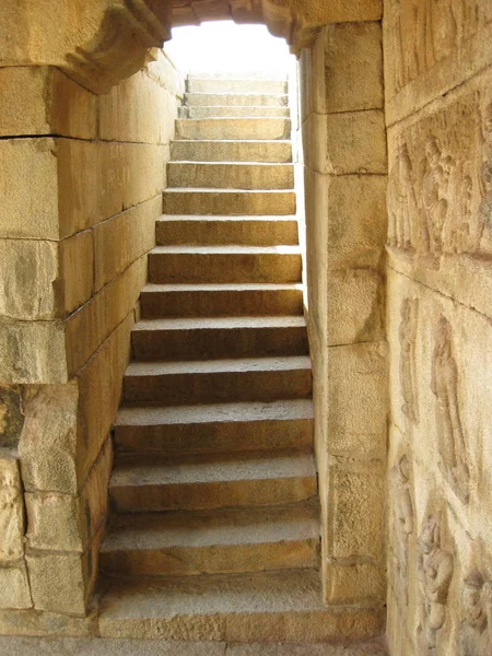 Luz Derramándose Por Una Antigua Escalera —  Fotos de Stock