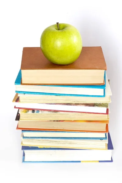 Maçã Verde Pilha Livros Para Escola — Fotografia de Stock